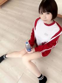 她行走于黑暗中